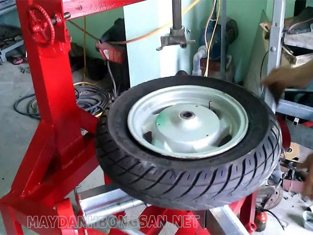 Cách sửa máy ra vào lốp không tháo được lốp