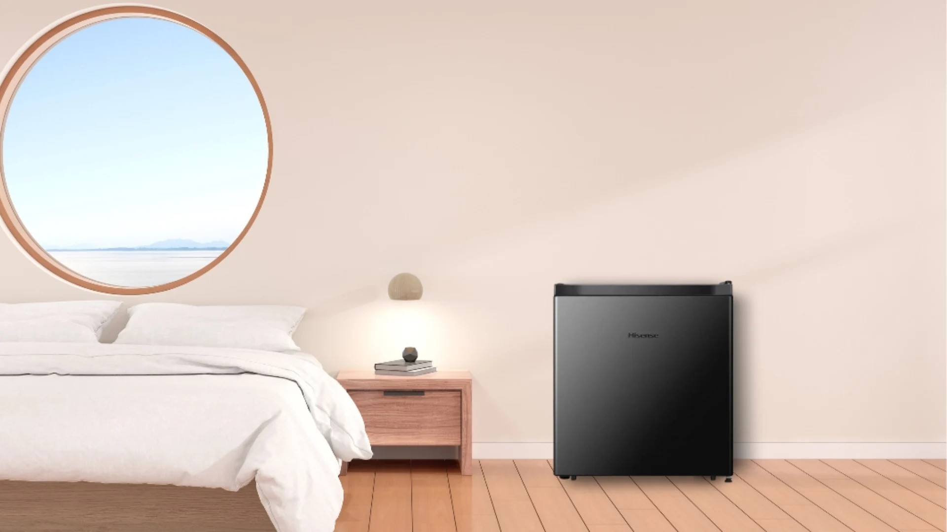 Thiết kế nhỏ gọn của tủ lạnh mini Điện Máy Xanh trong phòng ngủ.