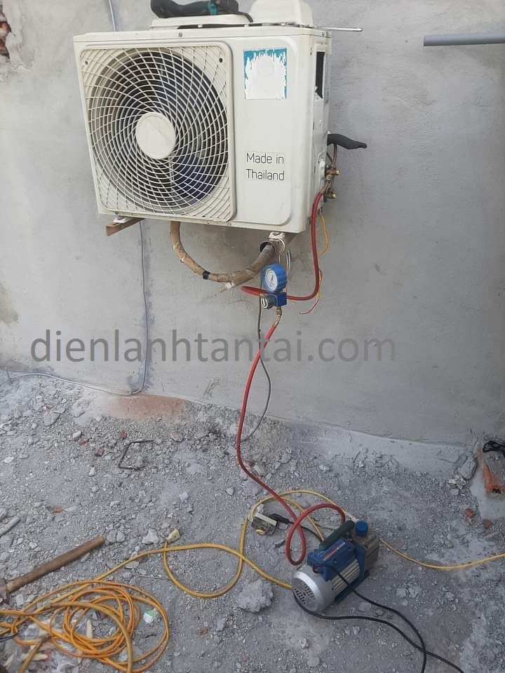 Thợ sửa máy lạnh tại nhà Bình Tân kiểm tra dàn nóng điều hòa