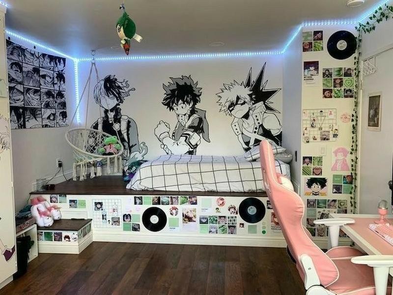 Sử dụng poster và tranh treo tường là cách trang trí phòng ngủ anime hiệu quả