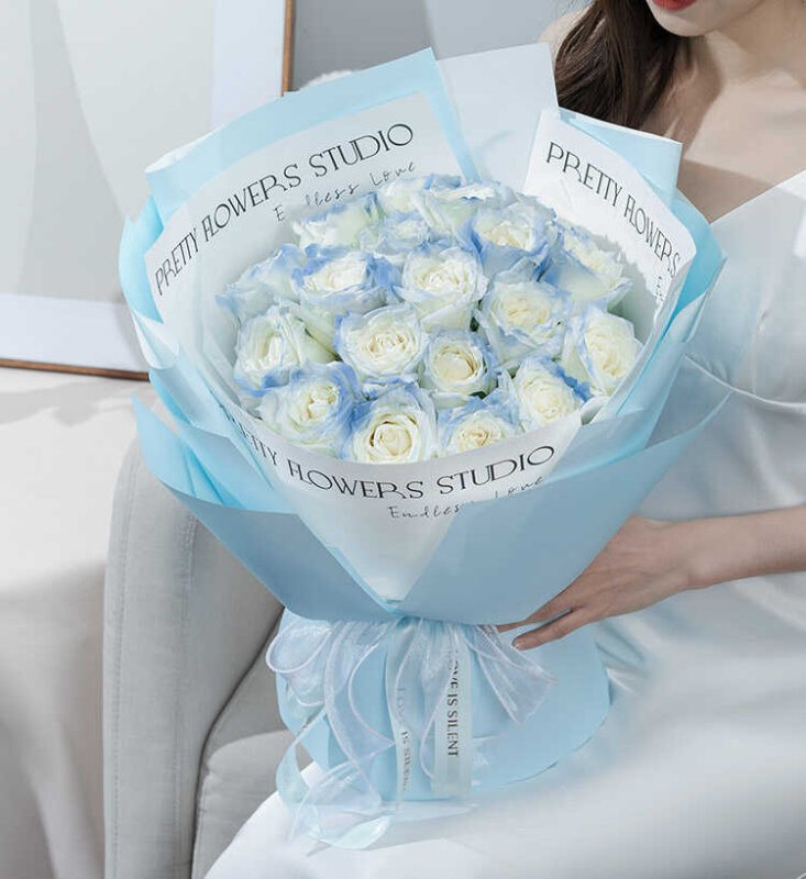 Bó hoa hồng trắng tượng trưng cho sự thuần khiết