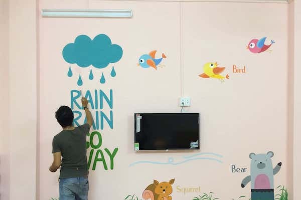 Vẽ tranh tường phòng ngủ cho bé trai với hình ảnh siêu anh hùng