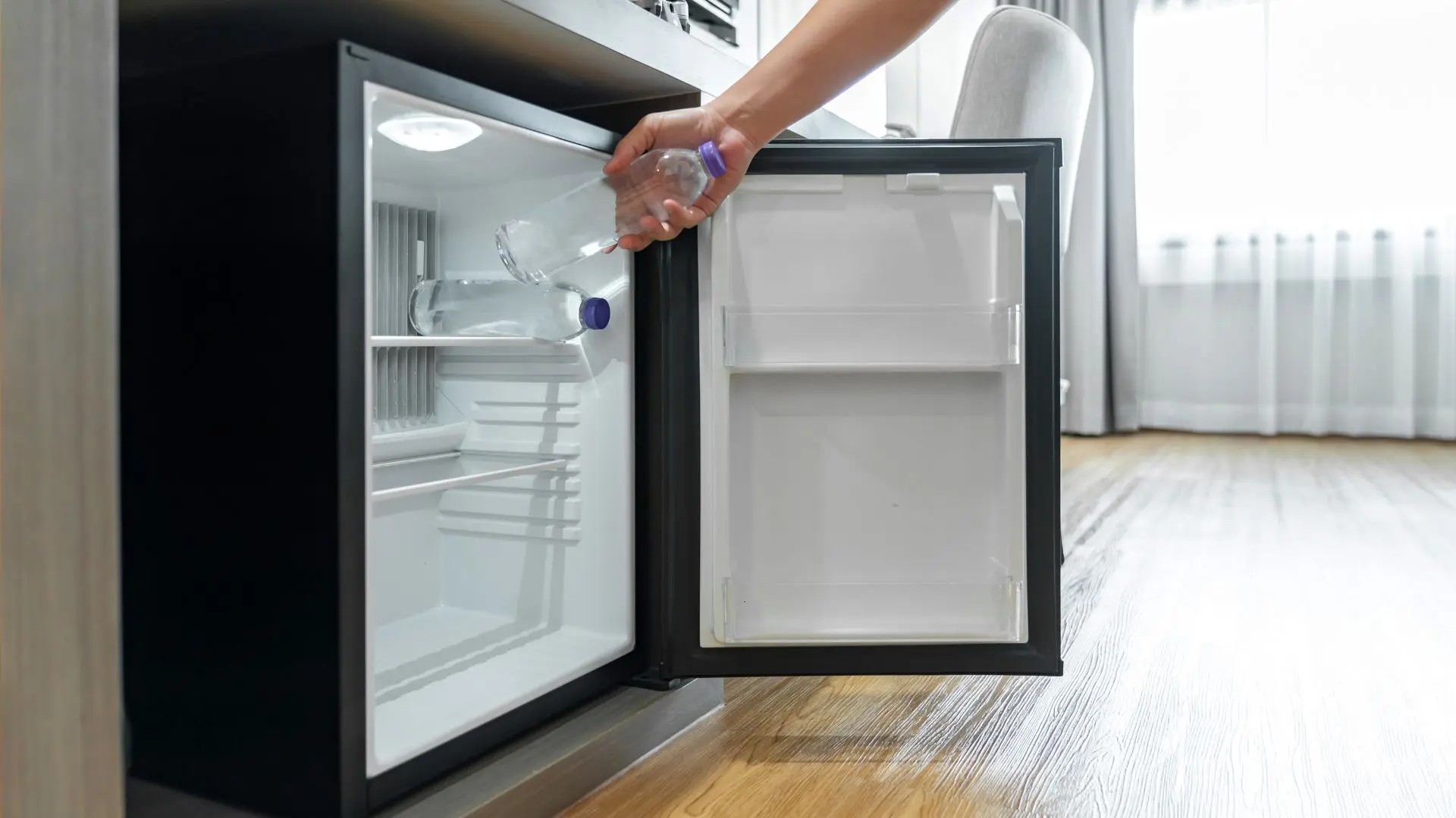 Tủ lạnh mini Funiki 74 lít FR-71CD màu ghi.