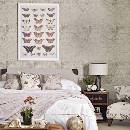 Sử dụng khung ảnh và poster nghệ thuật để trang trí phòng ngủ chi phí thấp