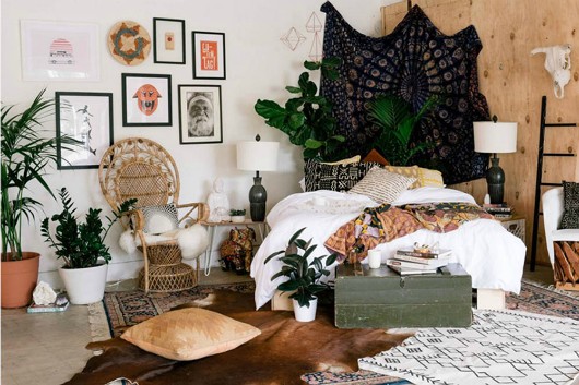 Trang trí phòng ngủ nhỏ phong cách bohemian với ảnh và phụ kiện handmade