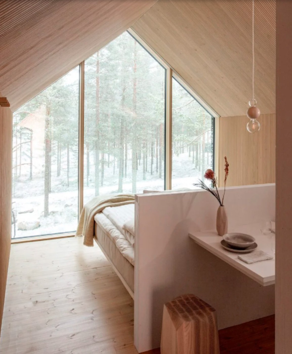 Nội thất cabin Niliatta ngập tràn gỗ sáng màu ốp tường và trần, tạo không gian ấm cúng hài hòa với thiên nhiên bên ngoài, là cách tuyệt vời để có phòng ngủ ấm cúng