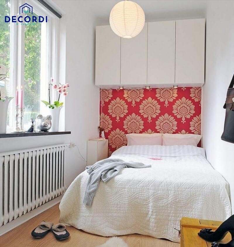 Thiết kế phòng ngủ rộng với giường lớn và khu vực đọc sách