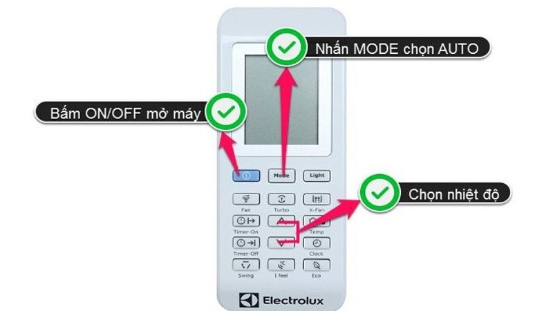 Người dùng nhấn nút Mode trên remote điều hòa để chọn chế độ Auto