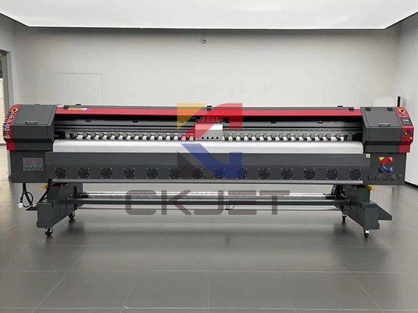 Máy in phun khổ lớn 3m2 đang in ấn trên chất liệu bạt Hiflex cho biển quảng cáo ngoài trời