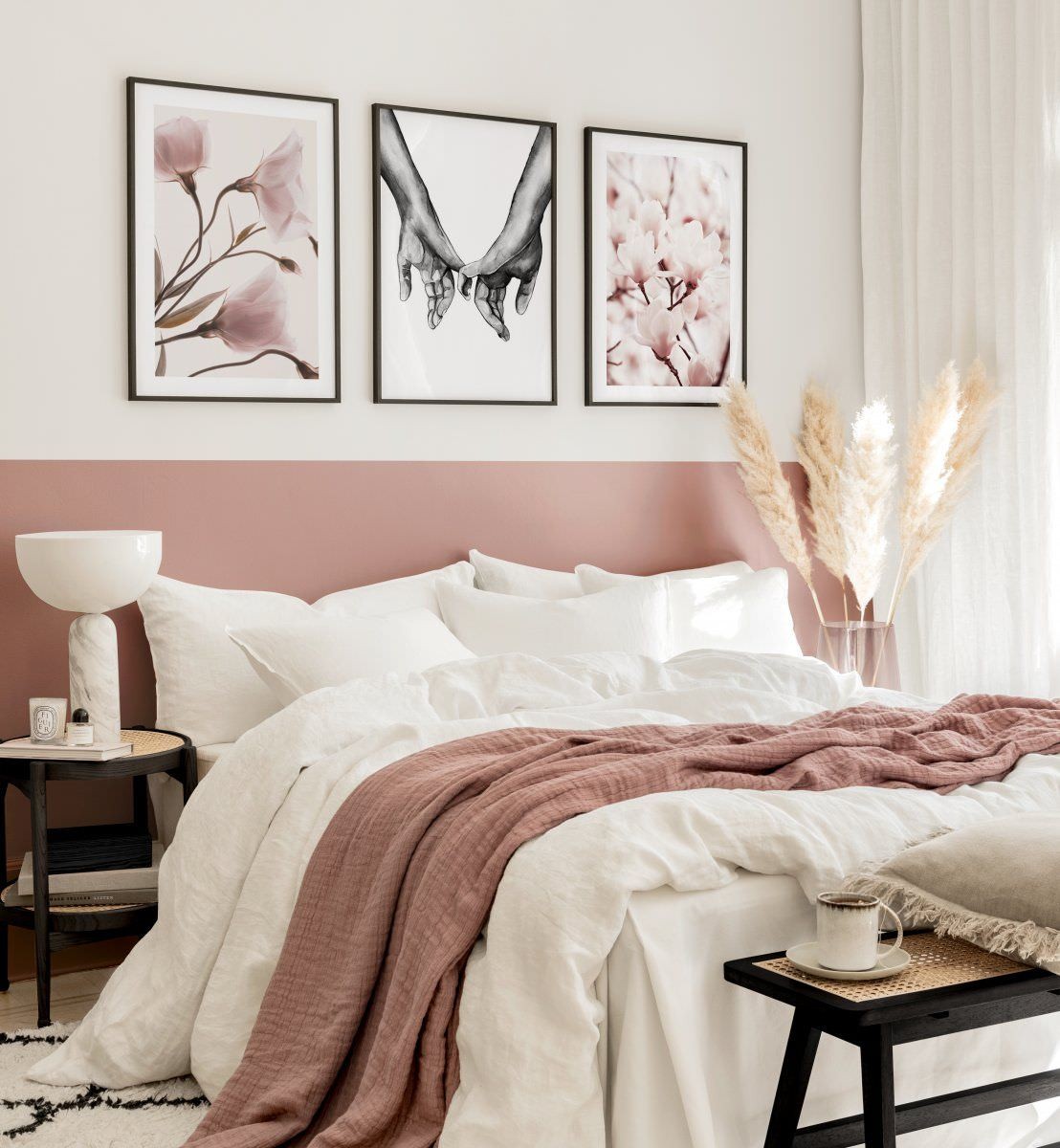 Trang trí phòng ngủ 9m2 cho vợ chồng bằng bộ ảnh canvas màu hồng, tạo điểm nhấn ngọt ngào và lãng mạn