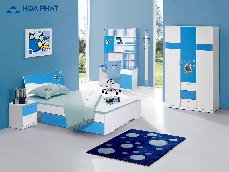 Hình ảnh thực tế bộ giường tủ phòng ngủ bé trai Hòa Phát GNE01 với tông màu xanh trắng chủ đạo, hiển thị giường ngủ và tủ quần áo