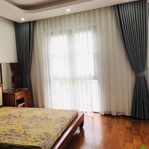 Mẫu rèm cửa sang trọng lắp đặt tại khu vực cửa ra vào phòng ngủ biệt thự