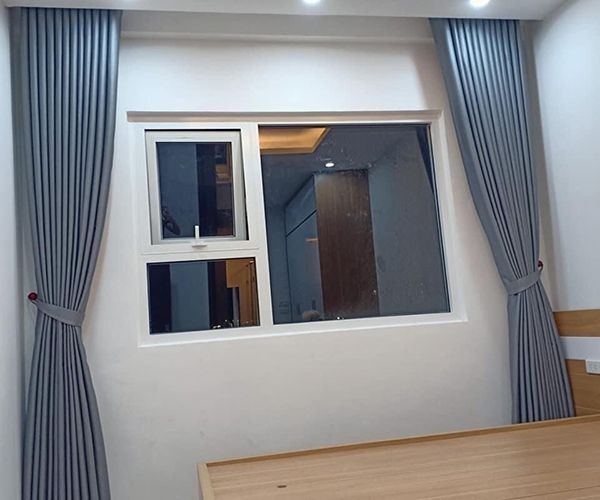 Bộ rèm vải màu ghi cho phòng ngủ vợ chồng trẻ trung