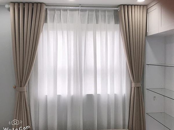 Rèm vải phòng ngủ vợ chồng màu kem trang nhã và ấm cúng