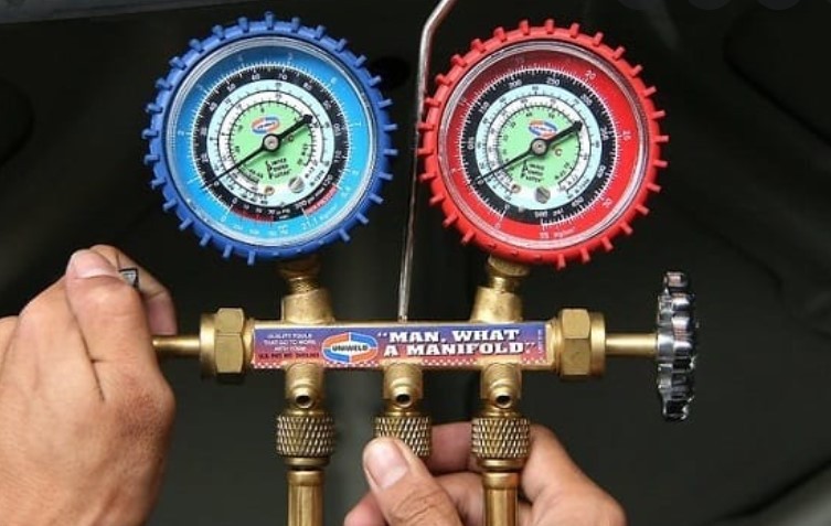 Đồng hồ đo áp suất gas máy lạnh trong quy trình bơm gas