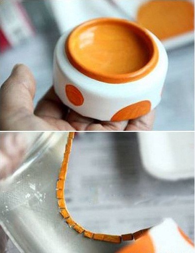 Hình ảnh cận cảnh phần đế vỏ lon và các cạnh gấp bên trong đang được sơn màu cam để làm chậu trồng cây lon