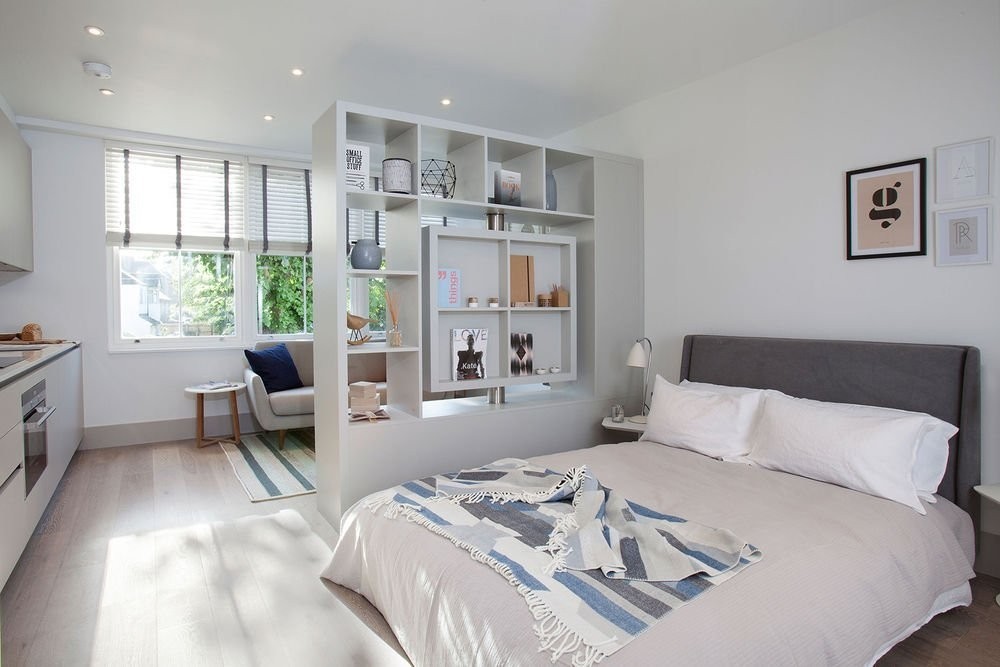 Kệ đứng trang trí phân chia không gian phòng ngủ nhỏ