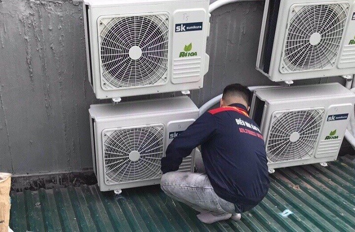 Kỹ thuật viên bảo trì máy lạnh, việc biết công suất giúp sửa chữa dễ dàng