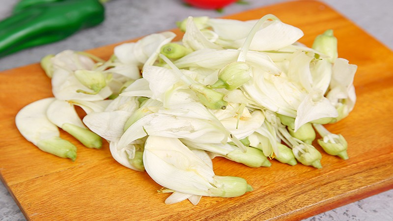 Chùm hoa bông so đũa màu trắng nở rộ trên cành