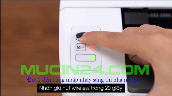 Khởi động lại máy in HP M15w bằng cách giữ nút wifi
