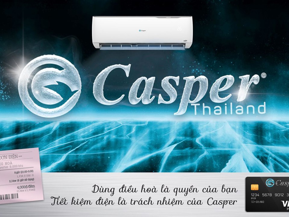 Điều hòa Casper màu trắng, logo màu xanh ở giữa, cục nóng điều hòa phía sau