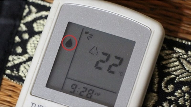 Biểu tượng chế độ khô (Dry) trên điều khiển điều hoà