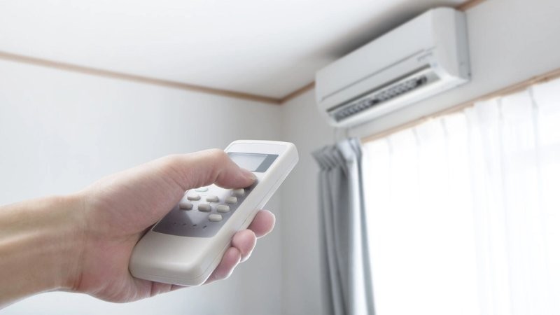 Sử dụng chế độ khô điều hoà trong phòng kín vào ngày nồm ẩm