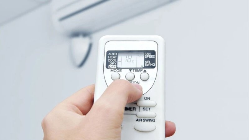 Uống đủ nước khi sử dụng điều hoà để tránh khô da