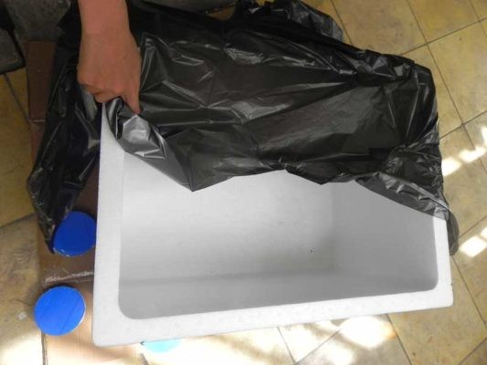 Lót nilong đen chuẩn bị thùng xốp trồng thủy canh