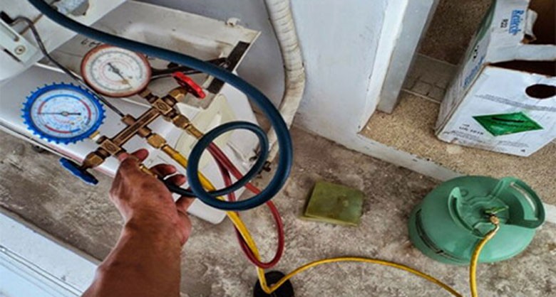 Kỹ thuật viên kiểm tra gas máy lạnh