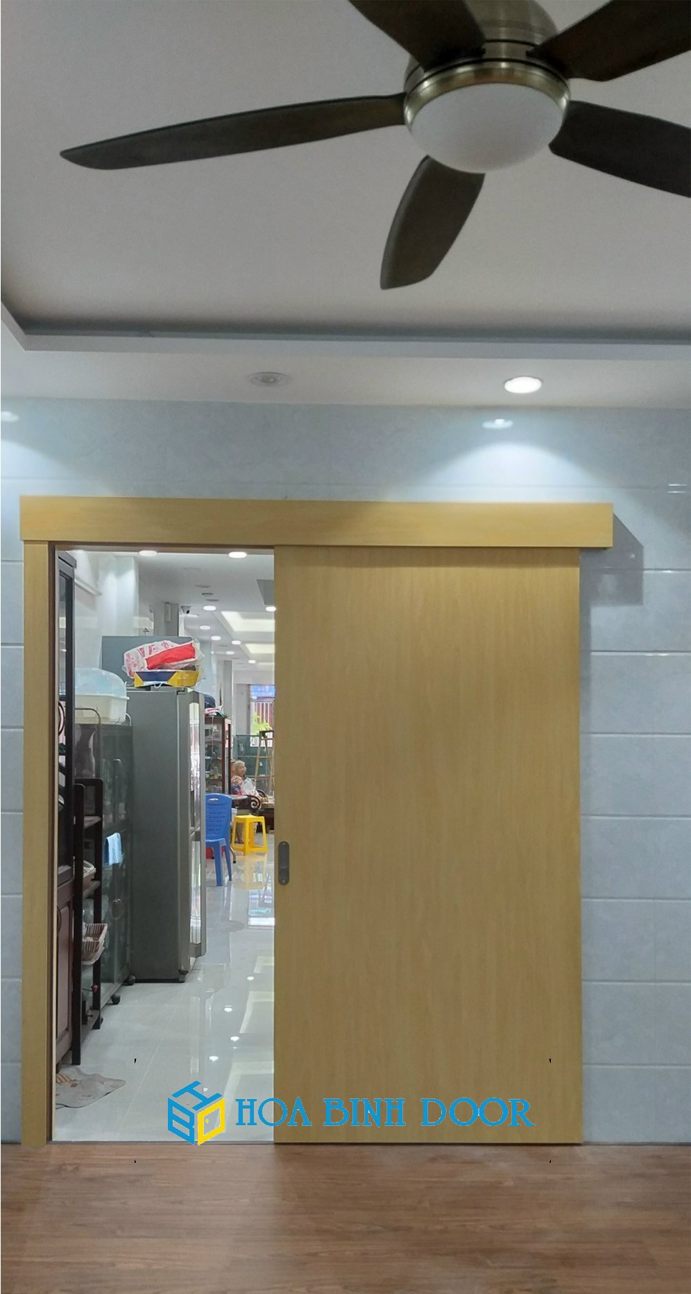 Cửa lùa gỗ MDF vân gỗ tự nhiên phù hợp không gian phòng ngủ