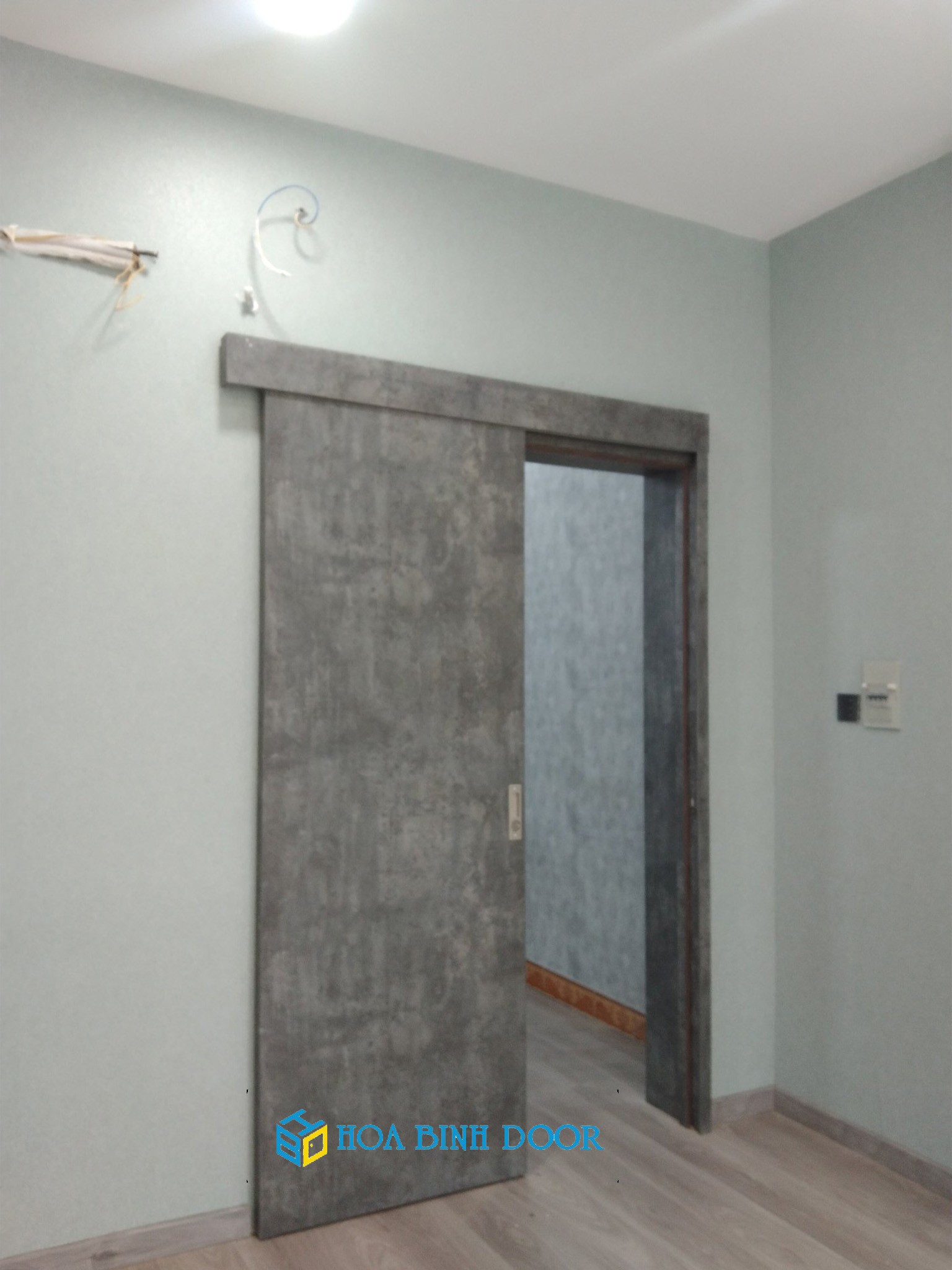Cửa lùa gỗ công nghiệp phong cách tối giản cho phòng ngủ