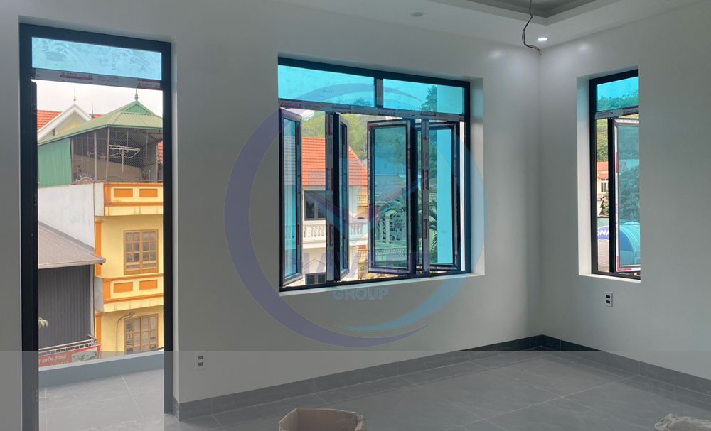 So sánh ưu nhược điểm khi làm cửa phòng ngủ bằng nhôm