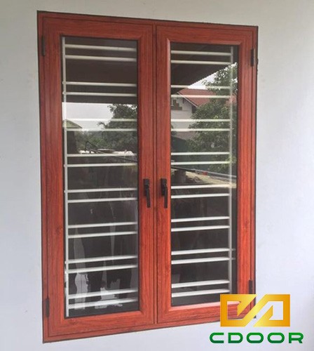 Cửa sổ kính phòng ngủ vân gỗ mở quay sang trọng