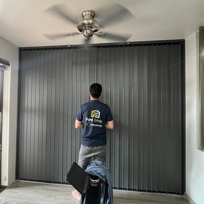 Cửa xếp lá nhôm đặc màu xám dùng làm vách ngăn cửa phòng ngủ