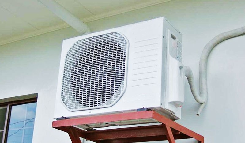 alt: Kiểm tra ống dẫn gas và che chắn cục nóng máy lạnh giúp tiết kiệm điện