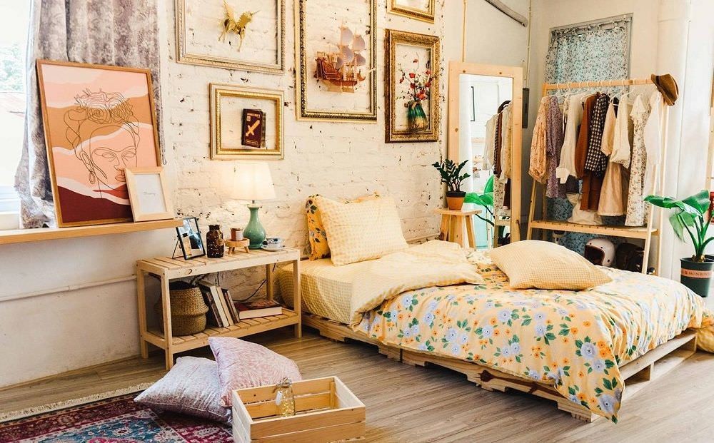 Trang trí phòng ngủ bằng khung ảnh kim loại mạ ánh vàng cho phong cách vintage