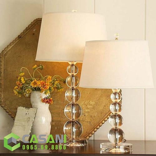 Đèn bàn trang trí phòng ngủ hiện đại trên táp đầu giường