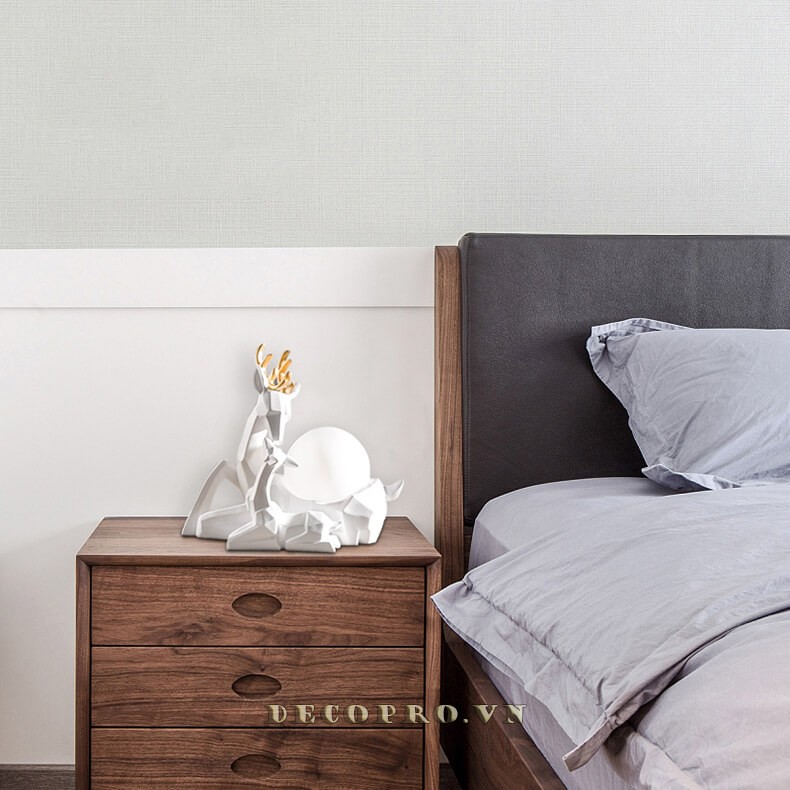 Đèn decor phòng ngủ sang trọng, tạo điểm nhấn trên bàn tân hôn