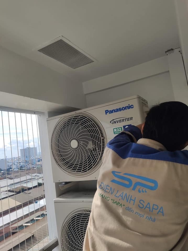 Tháo vỏ cục nóng máy lạnh để kiểm tra và bơm gas