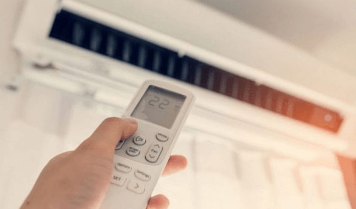 Điều khiển điều hòa với biểu tượng chế độ sưởi ấm HEAT