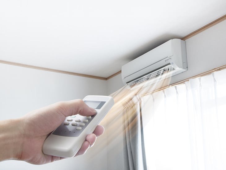 Tay người điều chỉnh nhiệt độ trên điều khiển điều hòa