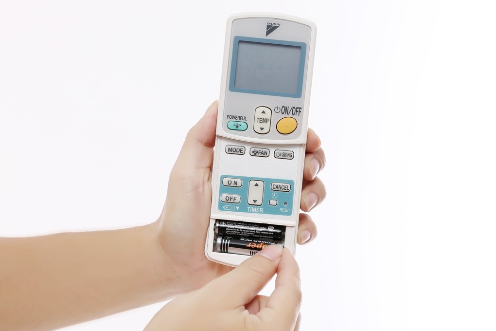 Mặt sau điều khiển máy lạnh Daikin và vị trí pin, minh họa cho việc thay pin remote máy lạnh Panasonic