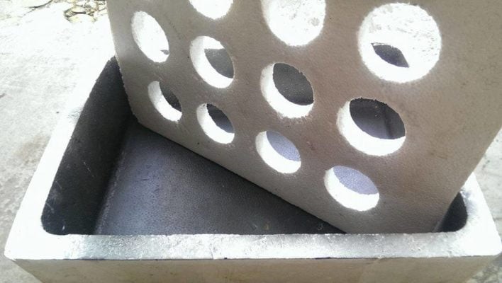 Đục lỗ nắp thùng xốp chuẩn bị trồng thủy canh