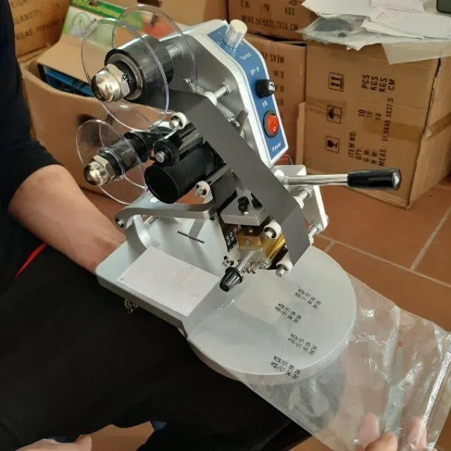 Người dùng thao tác in date trên bao bì bằng máy DY-8