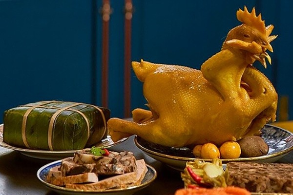Món gà luộc trên đĩa hình hoa trang trí đẹp mắt