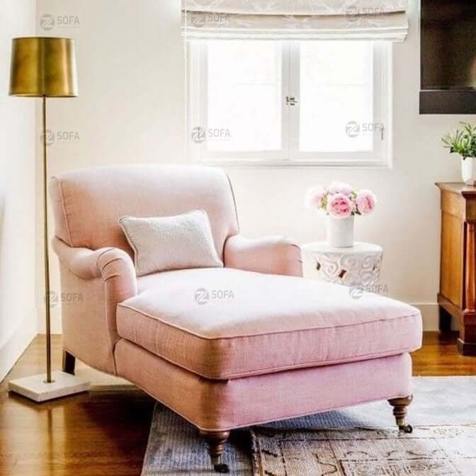 Sofa đơn phòng ngủ màu be với gối trang trí, tăng sự ấm cúng cho không gian