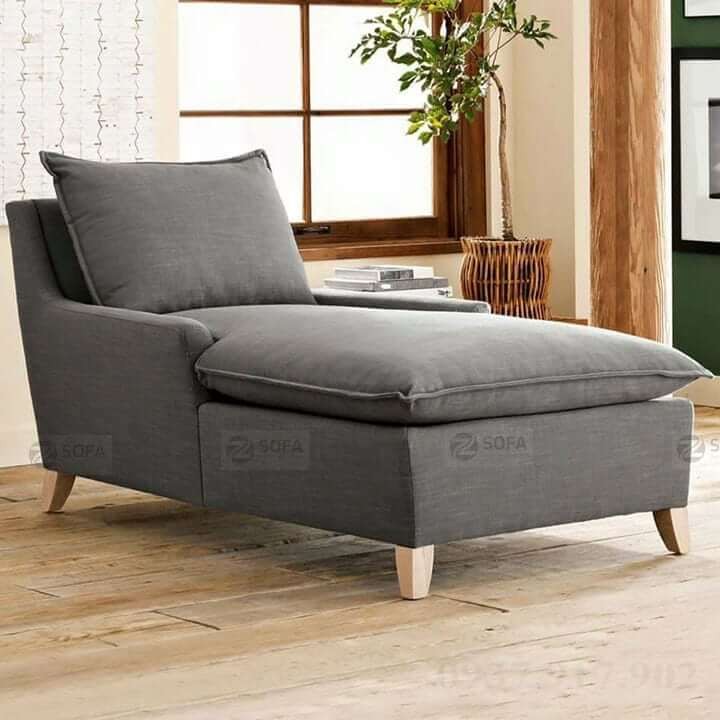 Ghế sofa nhỏ để phòng ngủ màu xám đặt cạnh cửa sổ, tạo góc đọc sách