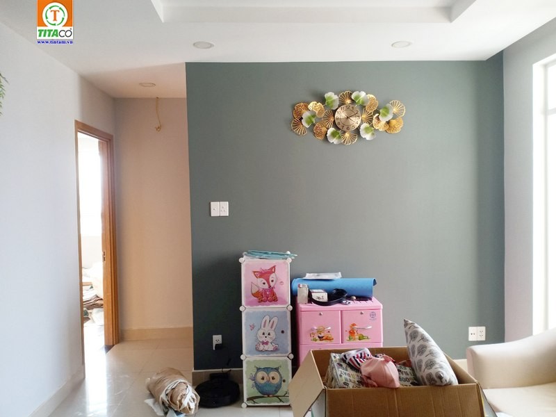 Giấy dán tường phòng ngủ tông màu tối giản cho căn hộ tại TPHCM