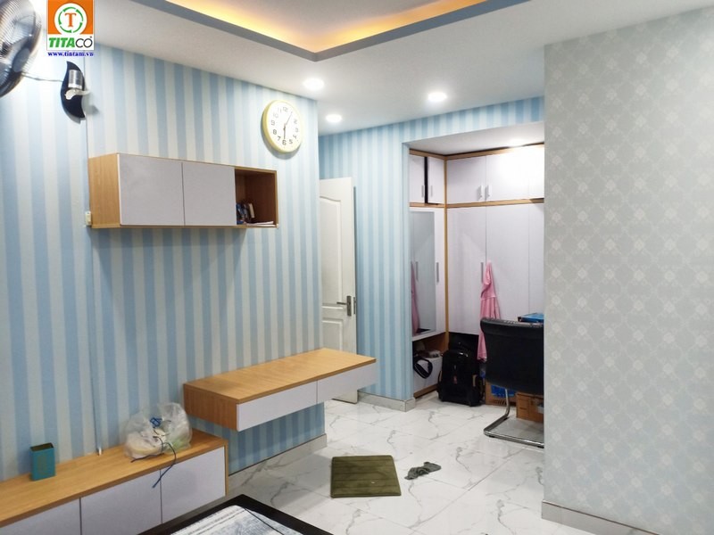 Giấy dán tường sọc đứng giúp phòng ngủ nhỏ trông cao hơn